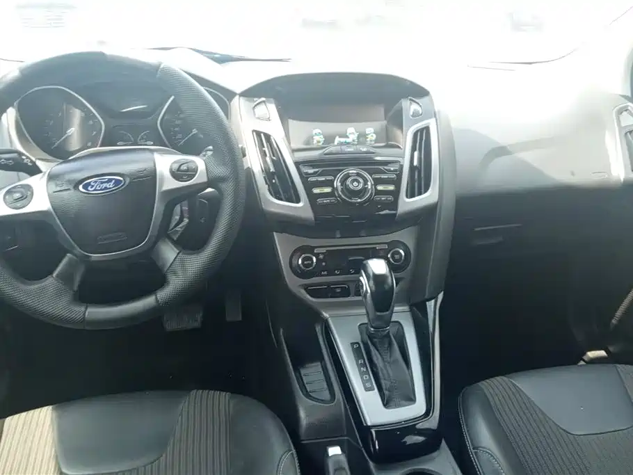 Ford Focus 2013 — фото 12