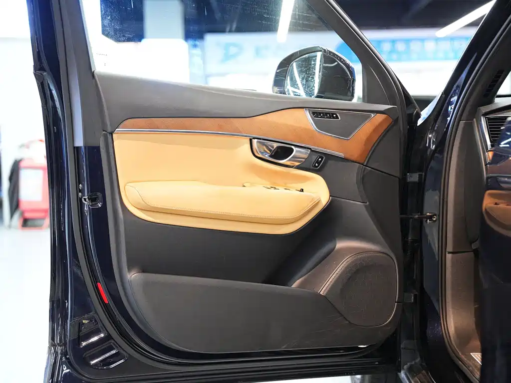 Volvo XC90 2017 — фото 15
