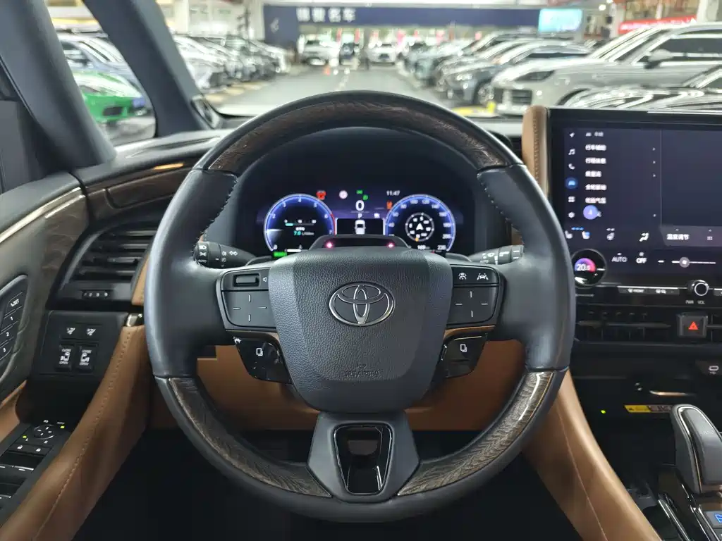 Toyota Alphard 2023 — фото 13