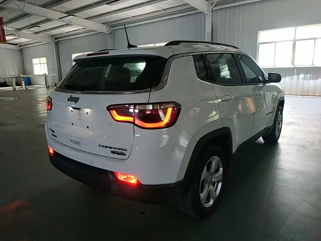 Jeep Compass 2017 — фото 7