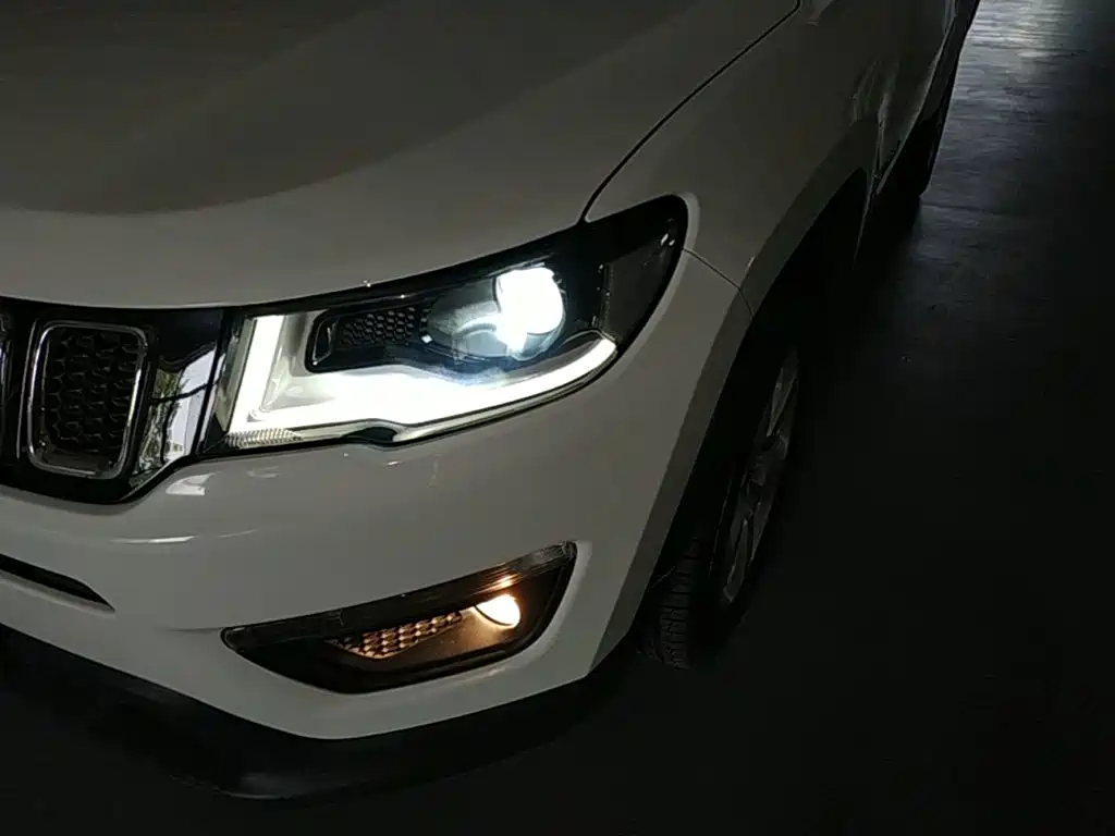 Jeep Compass 2017 — фото 24