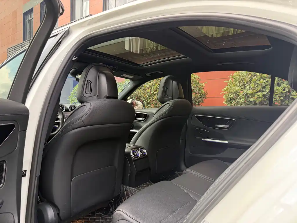 Mercedes-Benz C-Class 2025 — фото 11