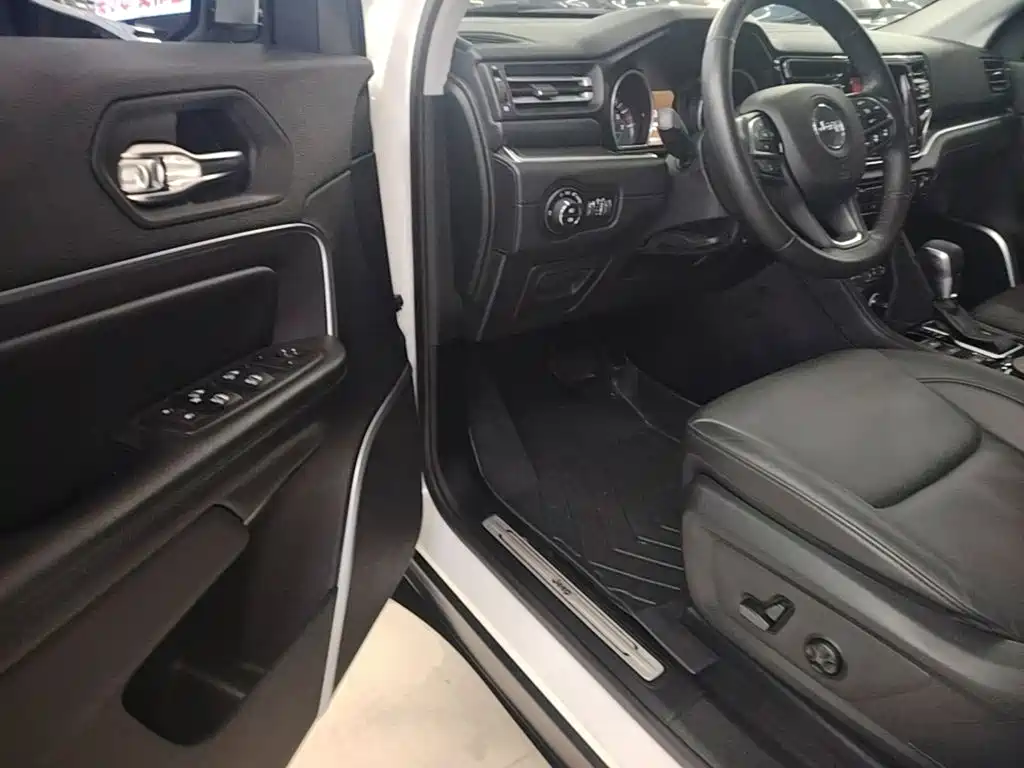 Jeep Grand Commander 2019 — фото 16