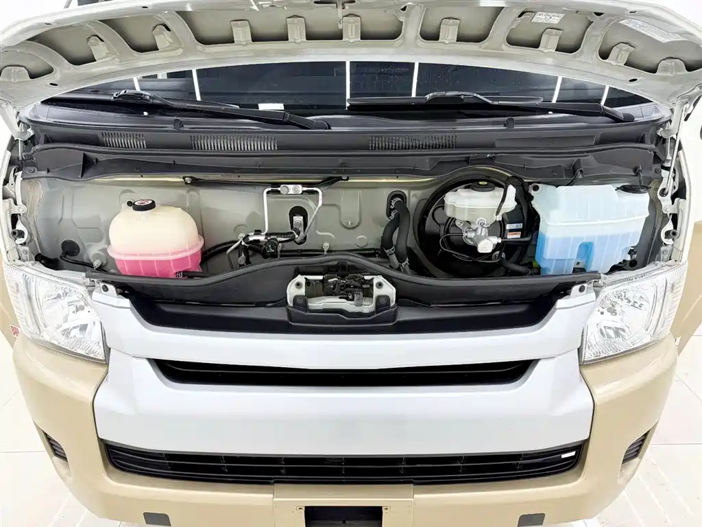 Toyota Hiace 2018 — фото 13