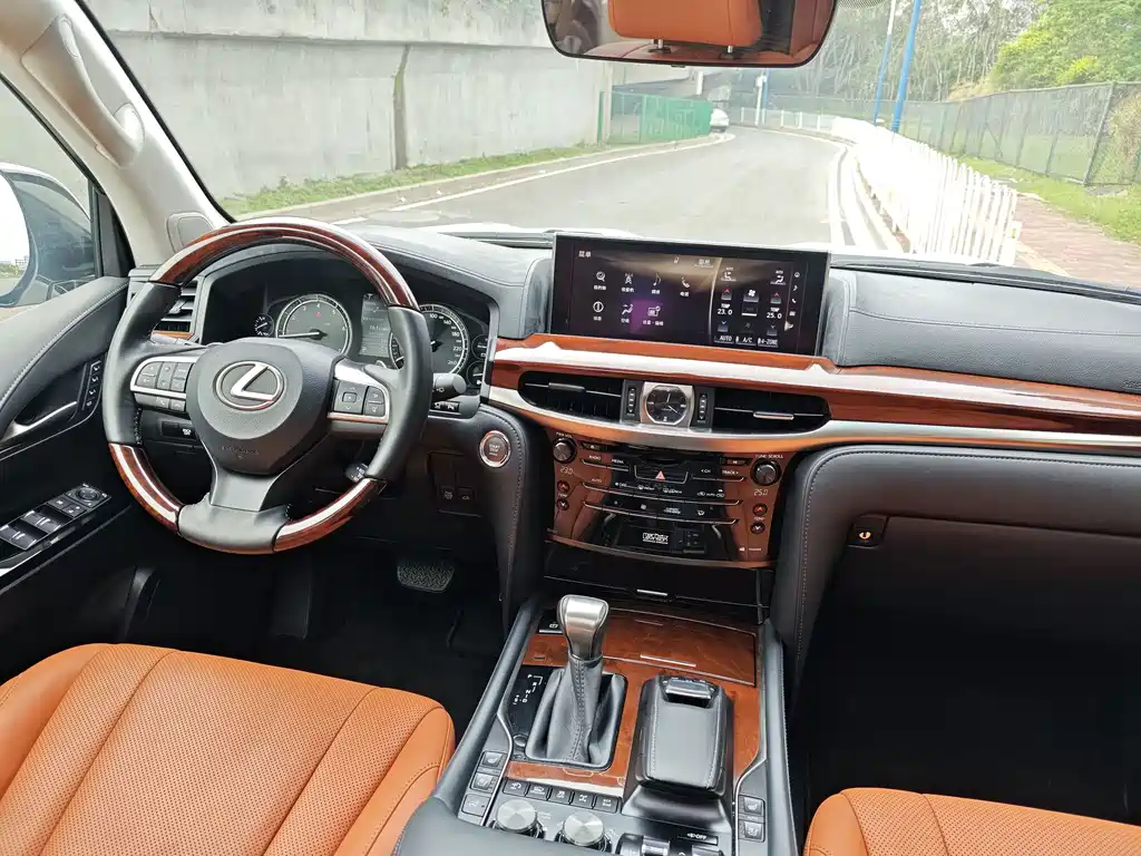 Lexus LX 2016 — фото 11