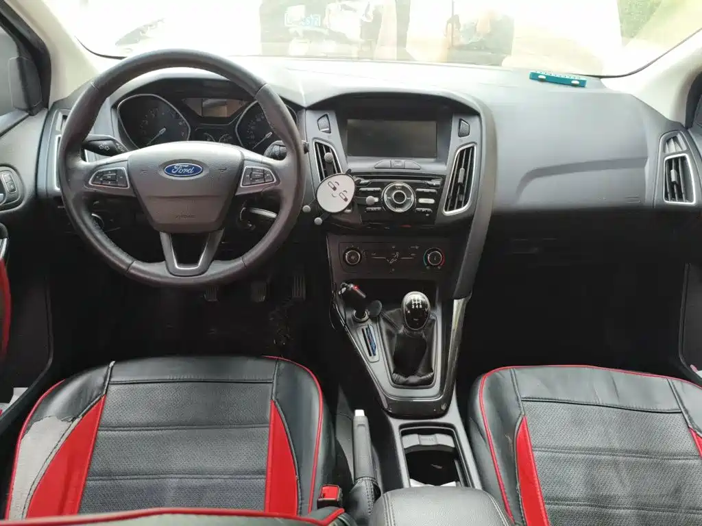 Ford Focus 2018 — фото 13