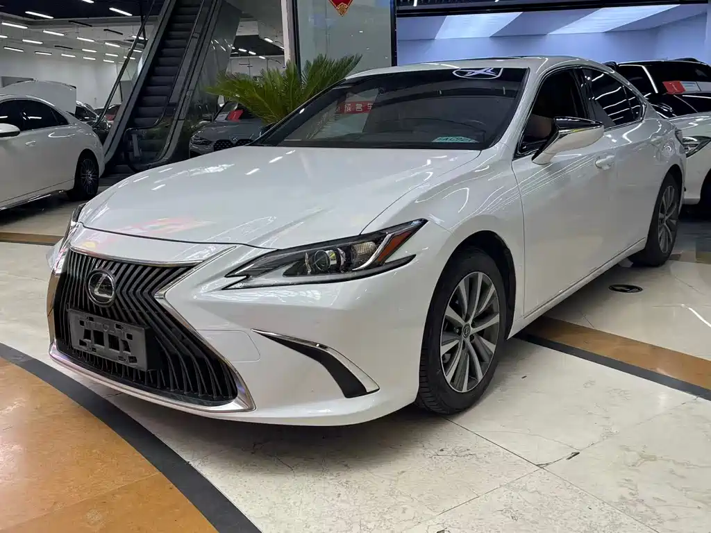 Lexus ES 2021 — фото 1