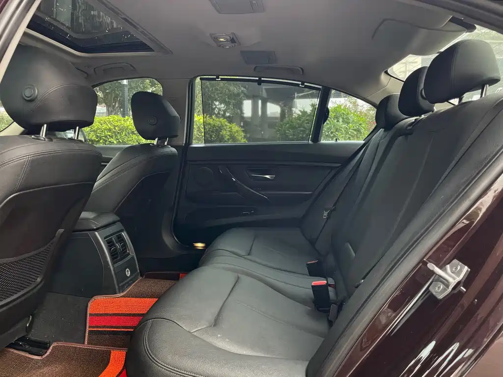 BMW 3 Series 2018 — фото 12
