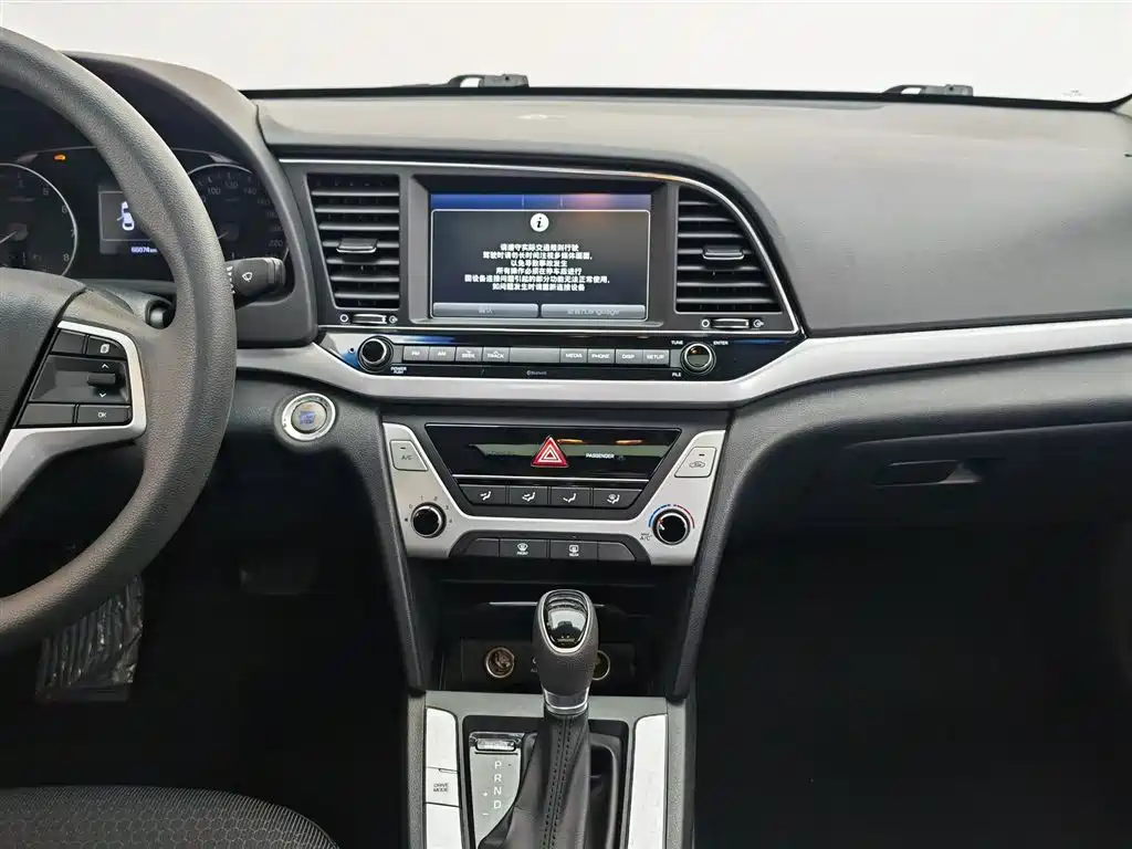 Hyundai Elantra 2018 — фото 12
