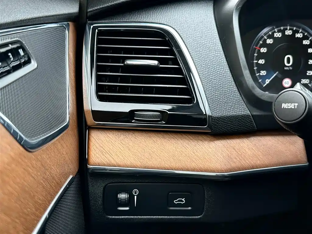 Volvo XC90 2018 — фото 22