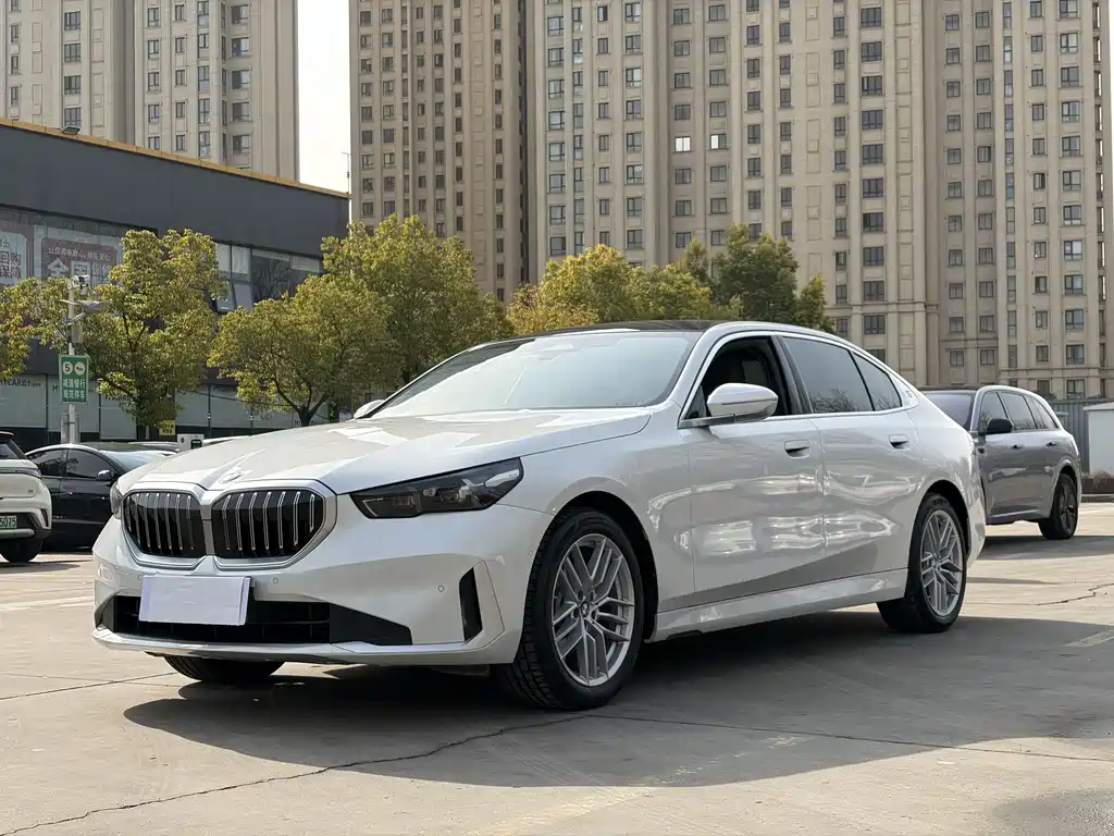 BMW 5 Series 2024 — фото 1