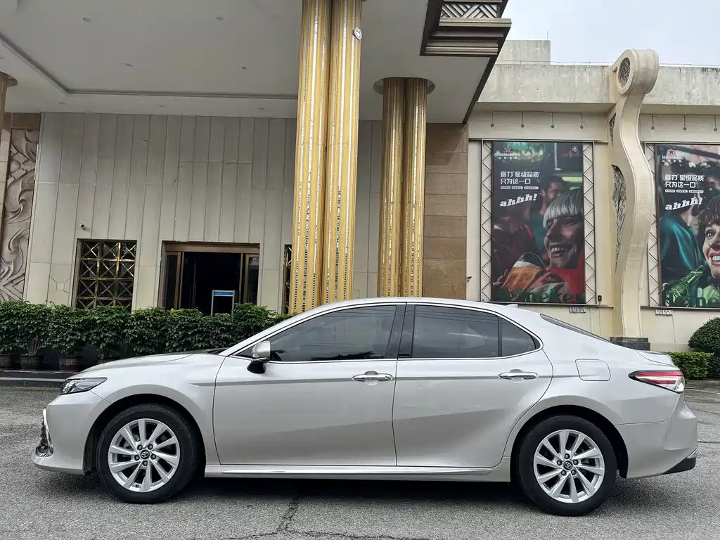 Toyota Camry 2023 — фото 12