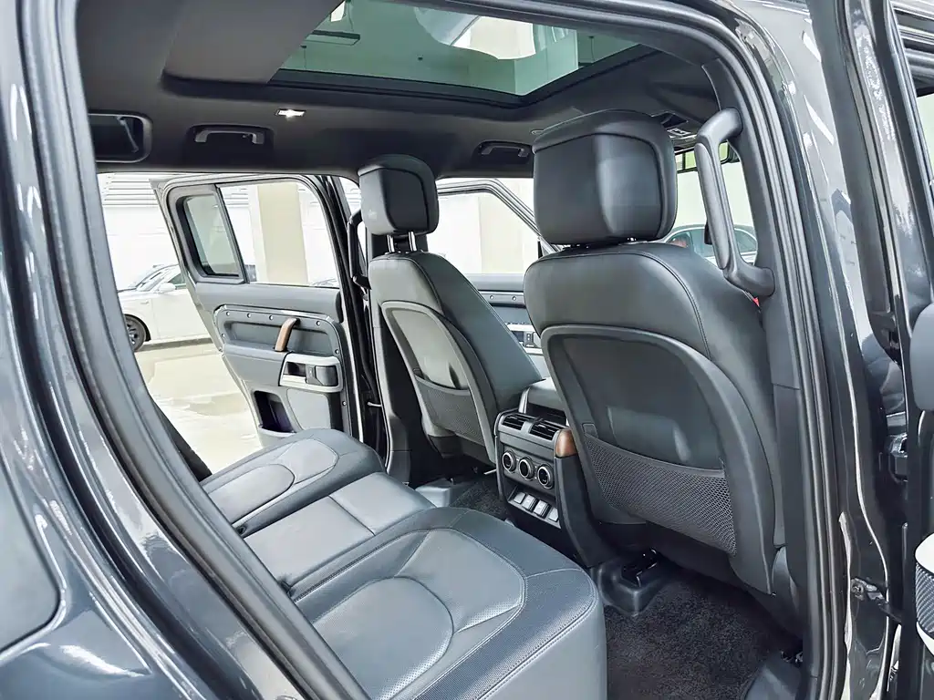 Land Rover Defender 2023 — фото 10