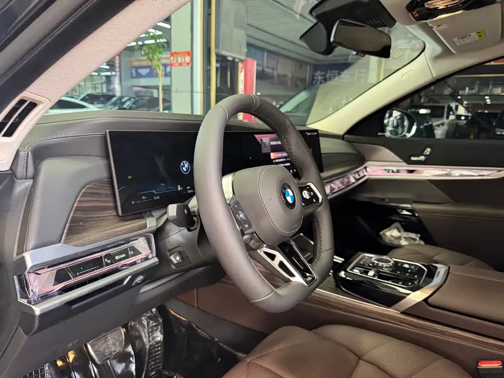BMW 7 Series — фото 16