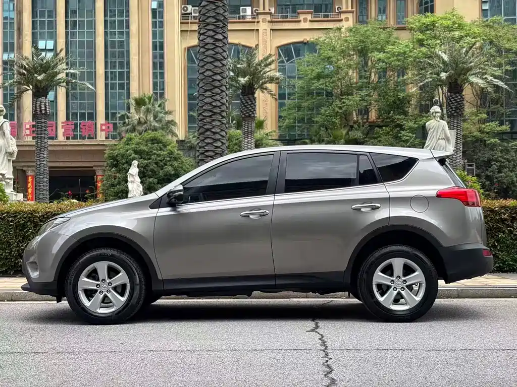 Toyota RAV4 2014 — фото 2