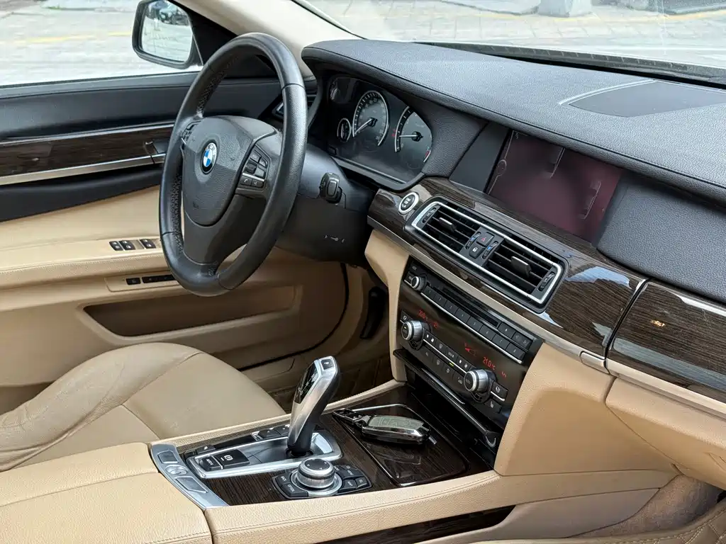 BMW 7 Series 2011 — фото 25