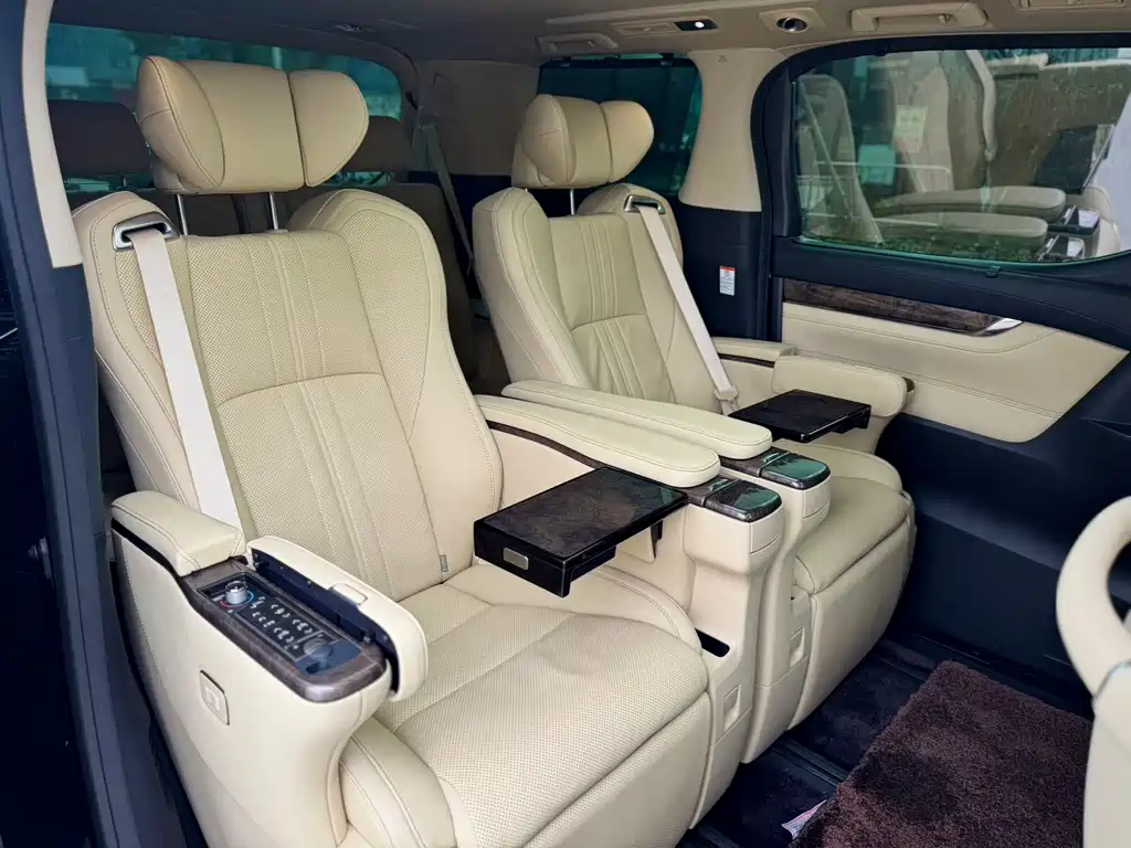 Toyota Alphard 2022 — фото 18