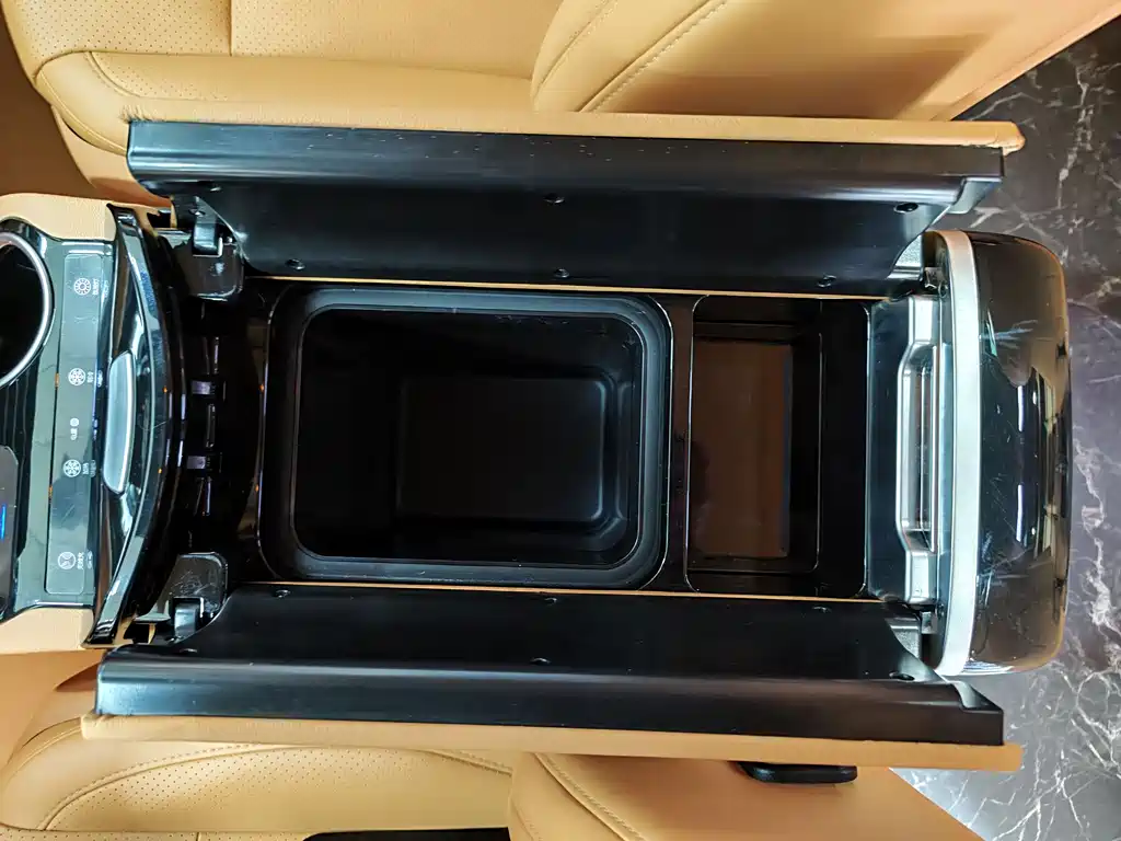 Mercedes-Benz V-Class 2018 — фото 24