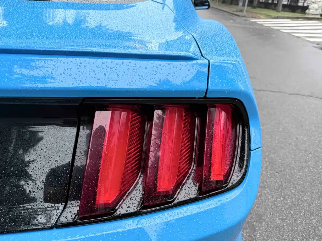 Ford Mustang 2017 — фото 17