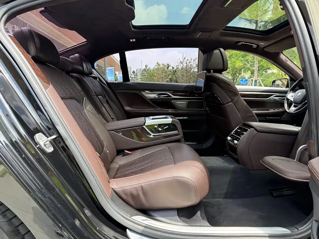 BMW 7 Series 2017 — фото 10