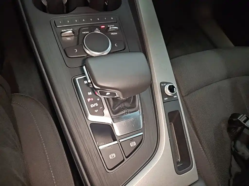 Audi A4L 2018 — фото 14