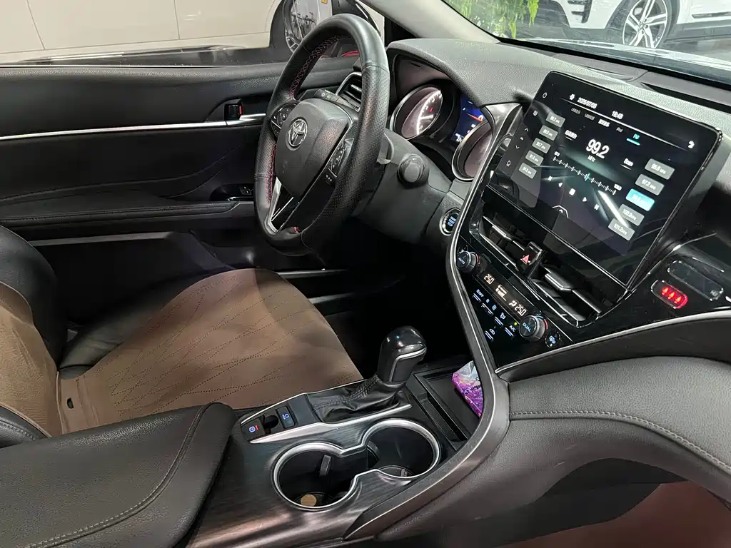 Toyota Camry 2023 — фото 18