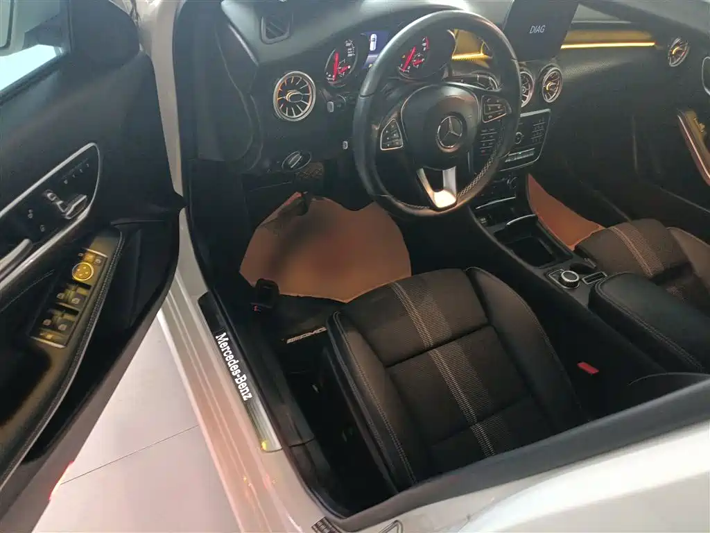 Mercedes-Benz A-Class 2018 — фото 16