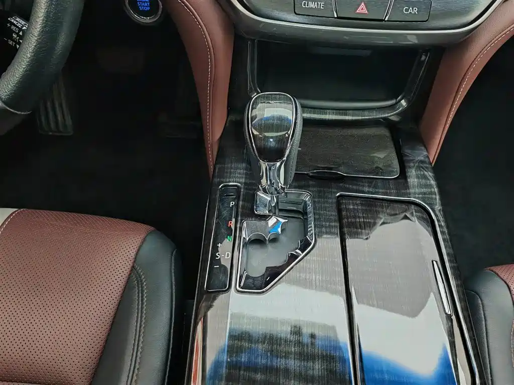 Toyota Crown 2017 — фото 13