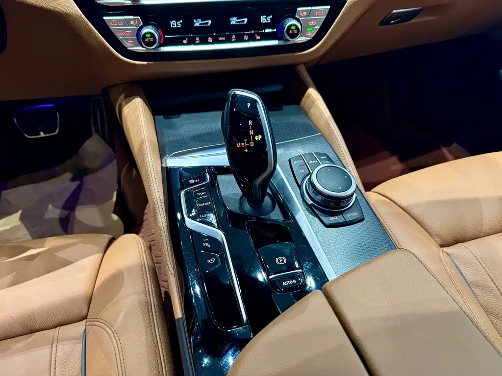 BMW 5 Series 2022 — фото 11