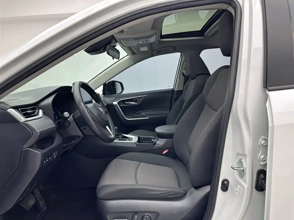 Toyota RAV4 2023 — фото 18