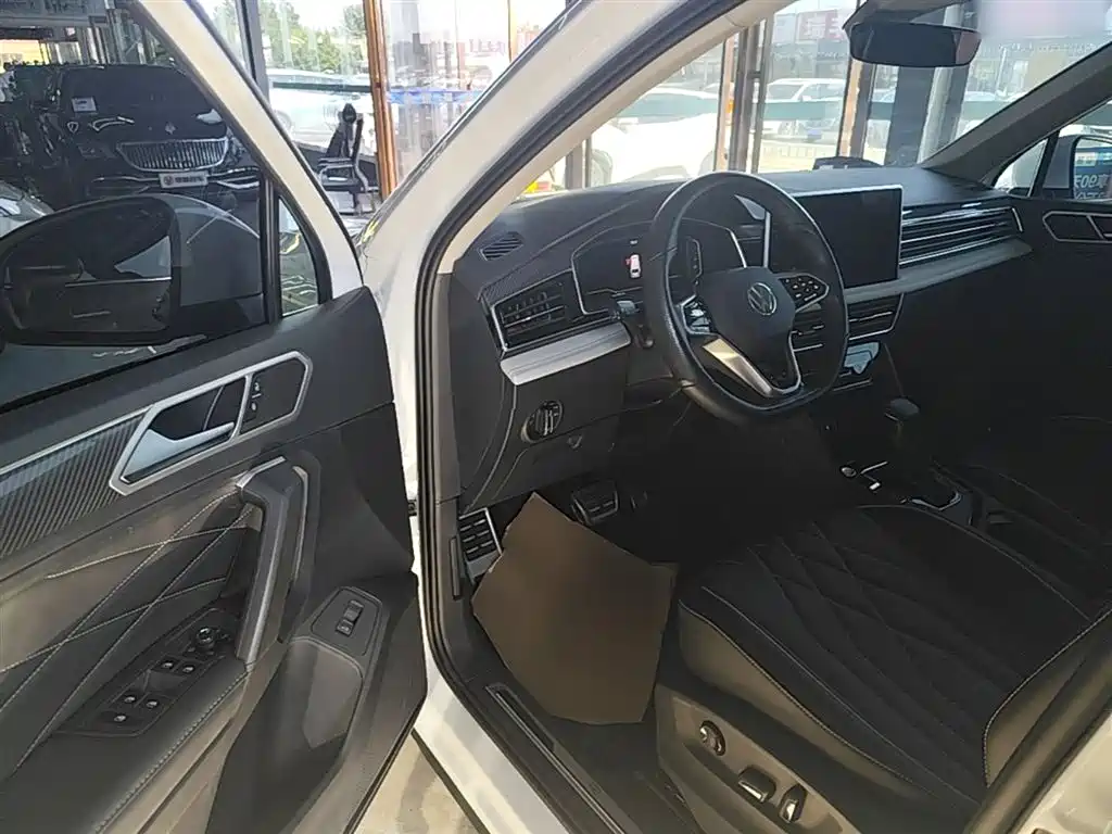 Volkswagen Tiguan L 2023 — фото 16