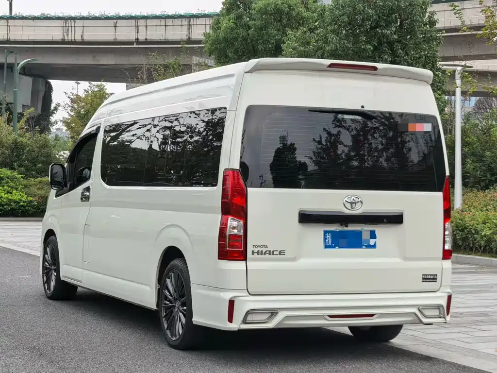 Toyota Hiace 2023 — фото 6