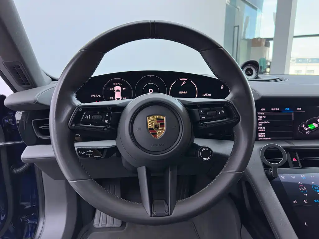 Porsche Taycan 2023 — фото 17
