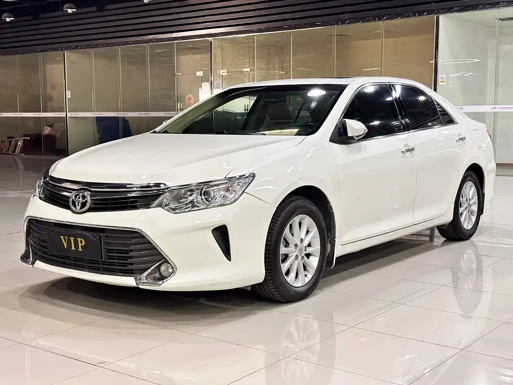 Toyota Camry 2015 — фото 1