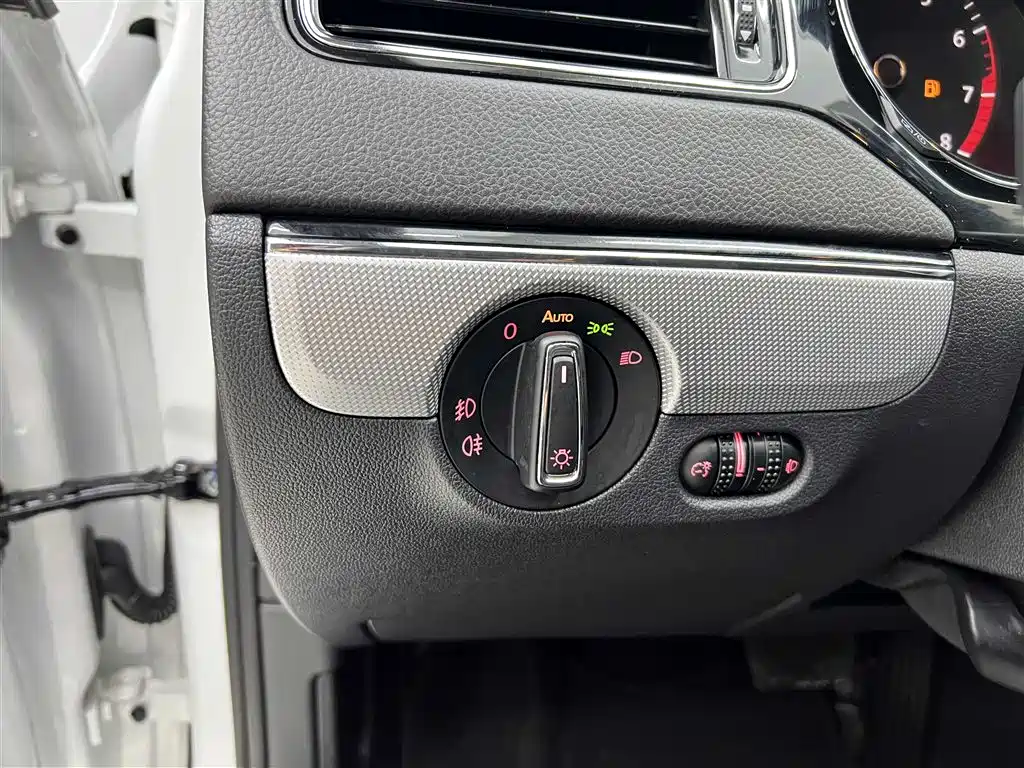 Volkswagen Sagitar 2018 — фото 14