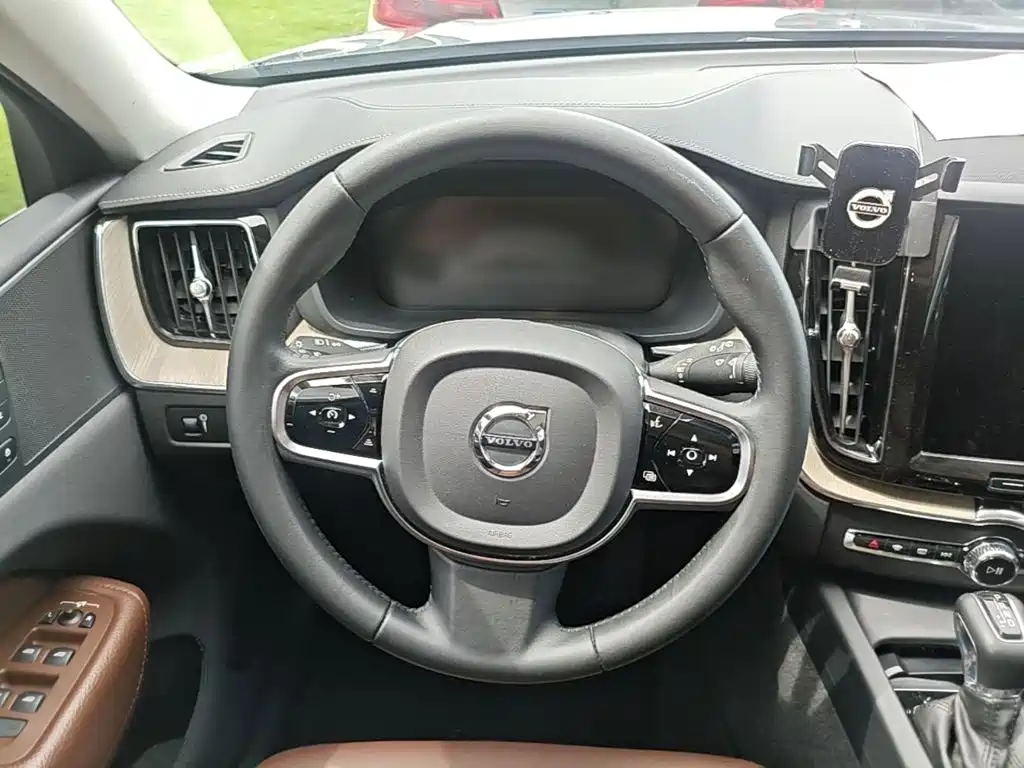 Volvo XC60 2020 — фото 11