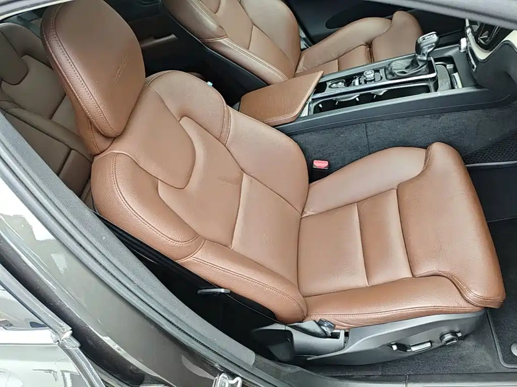 Volvo XC60 2020 — фото 25