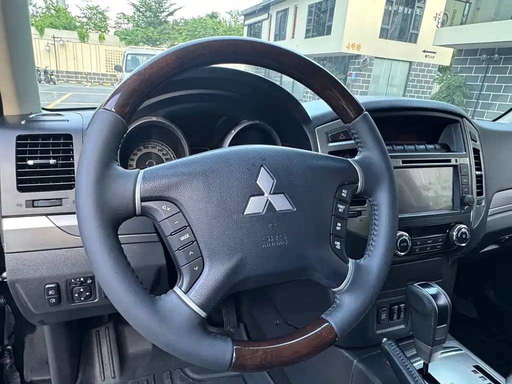 Mitsubishi Pajero 2017 — фото 12