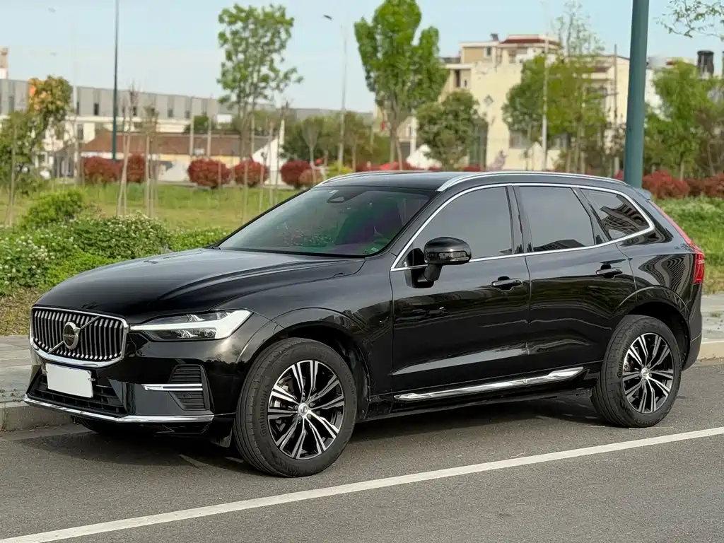 Volvo XC60 2021 — фото 1