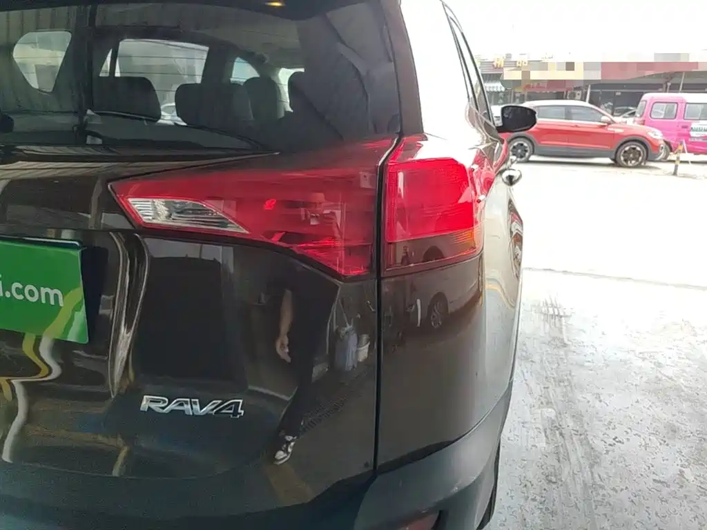Toyota RAV4 2015 — фото 8