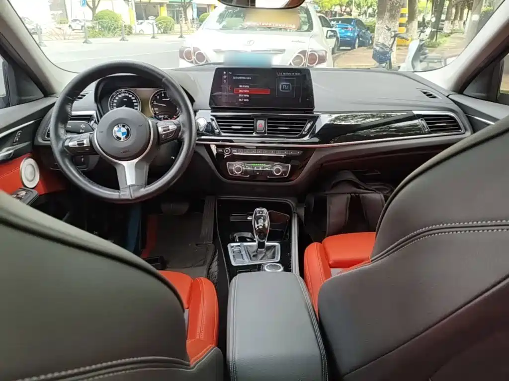 BMW 1 Series 2021 — фото 10