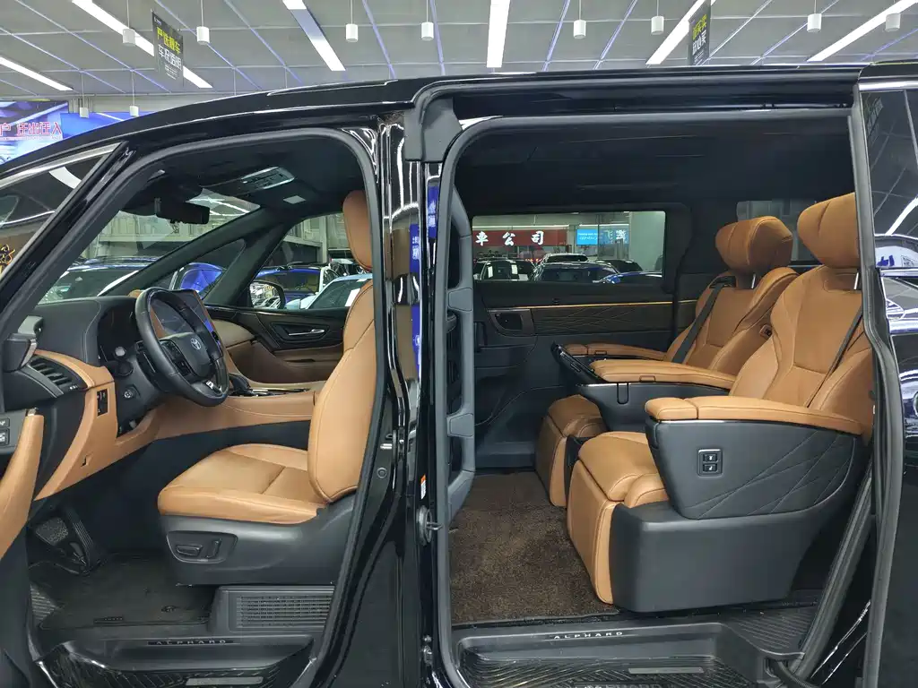 Toyota Alphard 2023 — фото 7