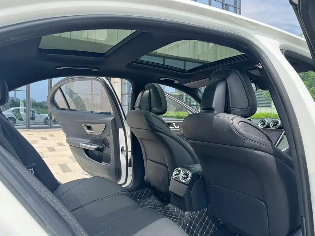 Mercedes-Benz C-Class 2023 — фото 16