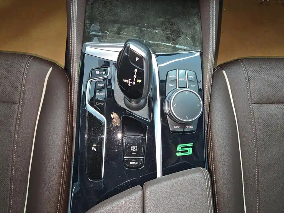 BMW 5 Series 2021 — фото 16