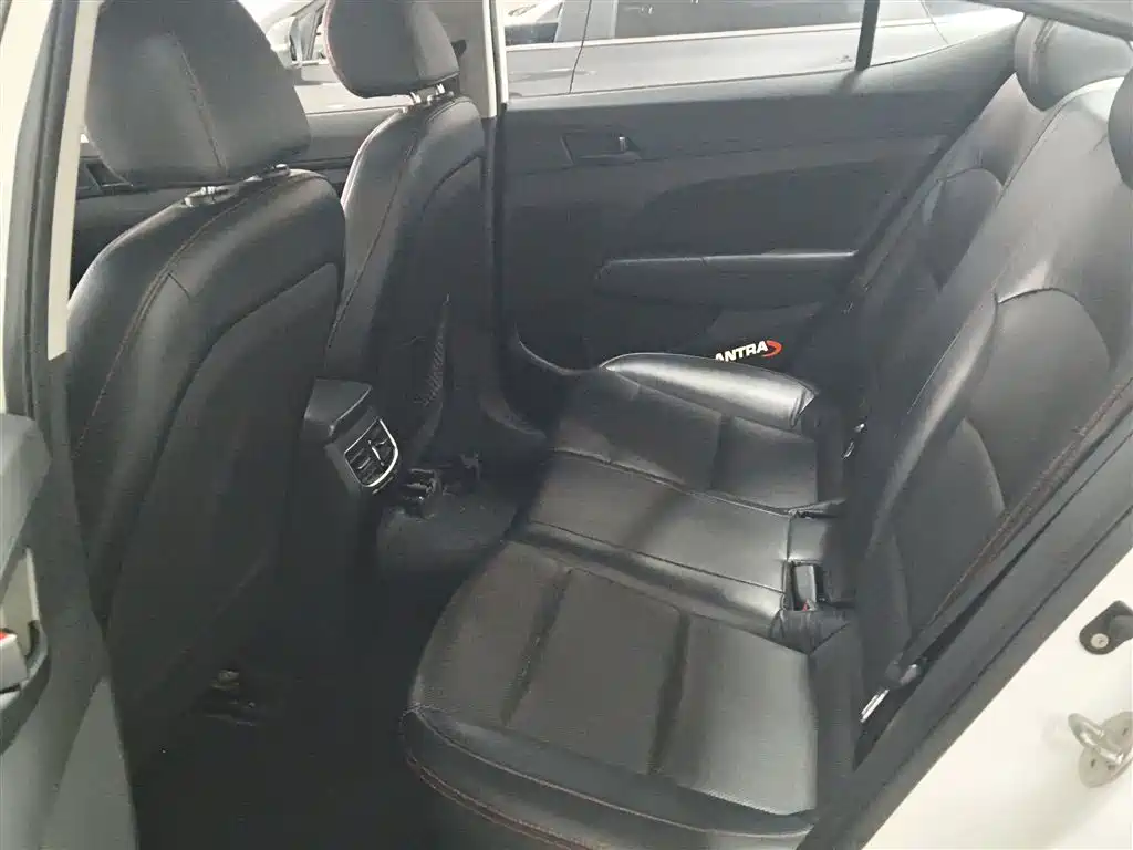 Hyundai Elantra 2019 — фото 12