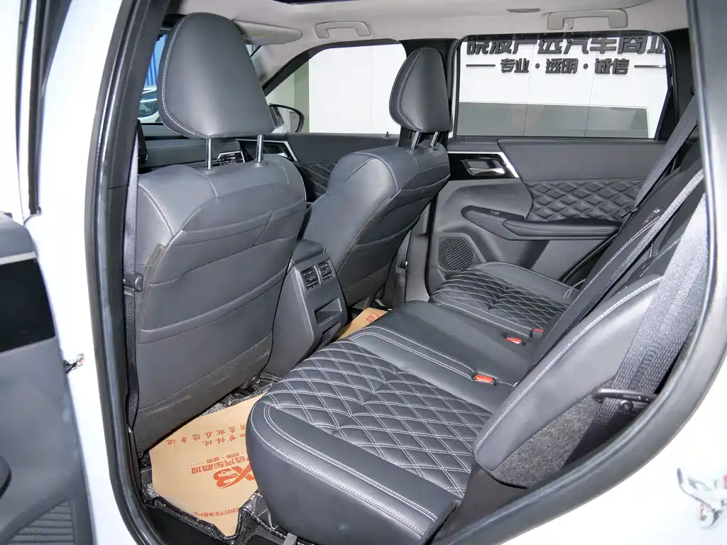 Mitsubishi Outlander 2023 — фото 15