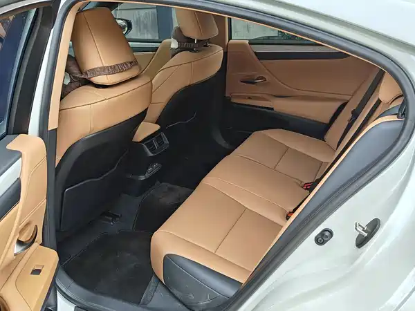 Lexus ES 2025