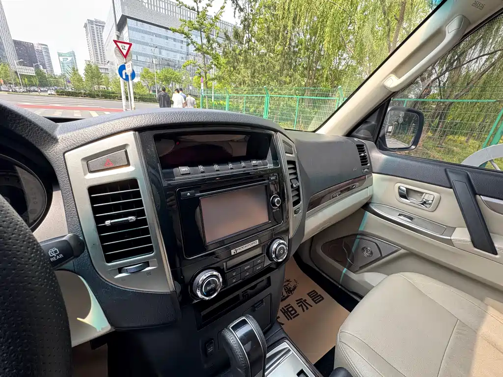 Mitsubishi Pajero 2018 — фото 10
