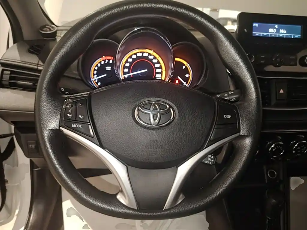 Toyota Yaris L 2023 — фото 11
