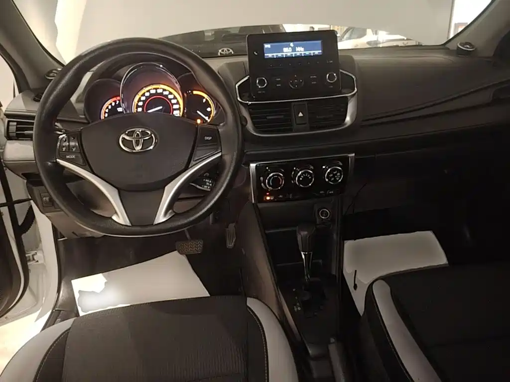 Toyota Yaris L 2023 — фото 10